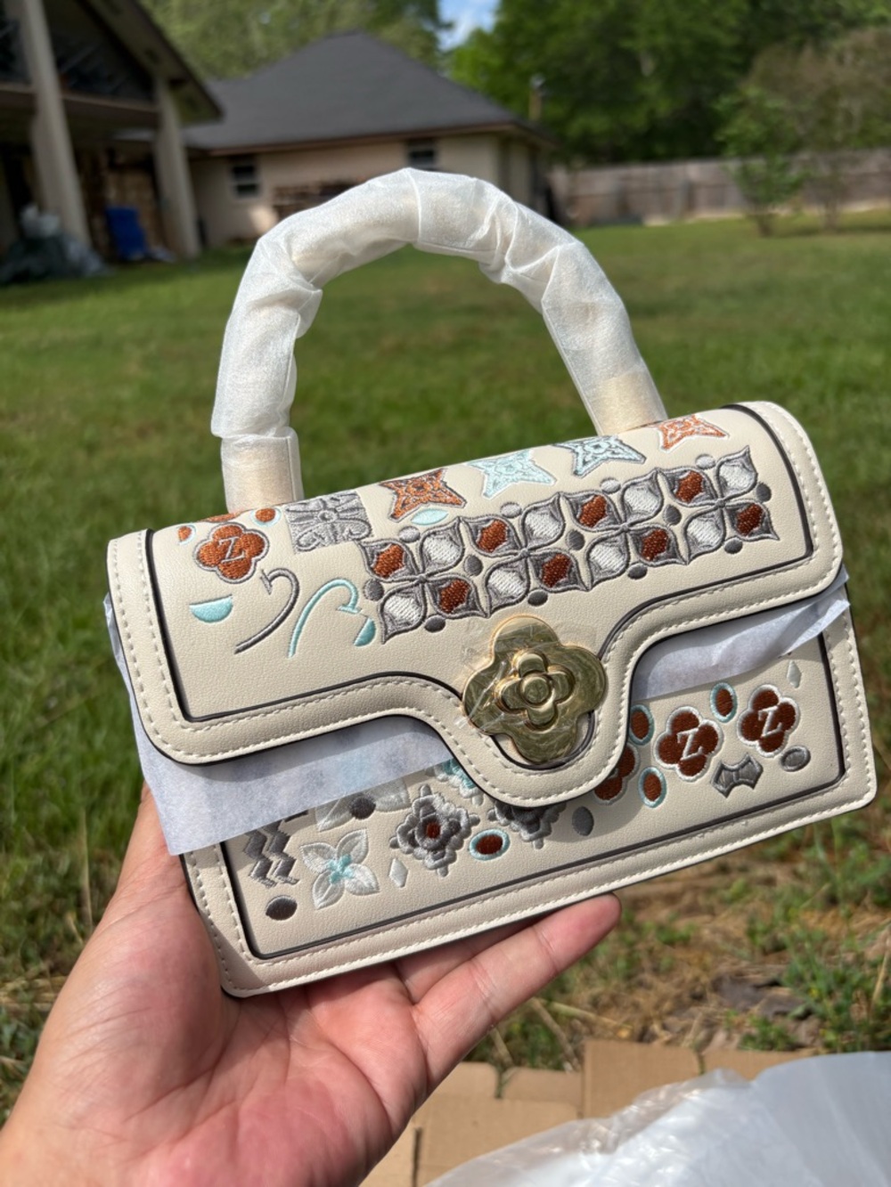 Embroidered Cream Top-Handle Crossbody Bag with Detachable Strap - Picture 5 of 9